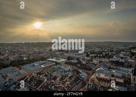 Ampio panorama della città di Lvov o Lviv in Ucraina durante il tramonto. Il sole si sta semplicemente abbassando dietro le nuvole nel paesaggio urbano di Lviv, visto dalla Torre del Municipio Foto Stock