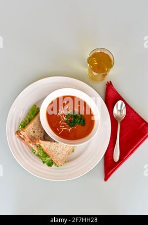 Zuppa calda e sandwich per un pranzo fresco di giorno, dieta sana stile di vita alimentare. Concetto di foto, sfondo di cibo, spazio di copia Foto Stock