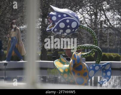 Bronx, Stati Uniti. 07 aprile 2021. Starry Pumpkin, Inno di Life-Tulips e My Soul Blooms Forever sono in mostra in una media preview per KUSAMA: Cosmic Nature al New York Botanical Garden di New York City mercoledì 5 aprile 2021. Yayoi Kusama è un artista contemporaneo giapponese che lavora principalmente nella scultura e nell'installazione. Foto di John Angelillo/UPI Credit: UPI/Alamy Live News Foto Stock