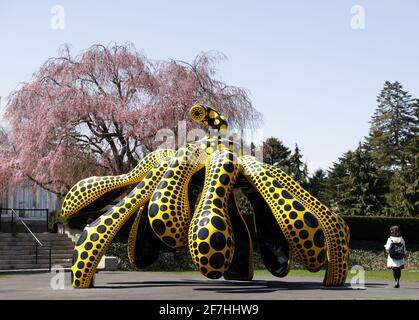 Bronx, Stati Uniti. 07 aprile 2021. Starry Pumpkin, Inno di Life-Tulips e My Soul Blooms Forever sono in mostra in una media preview per KUSAMA: Cosmic Nature al New York Botanical Garden di New York City mercoledì 5 aprile 2021. Yayoi Kusama è un artista contemporaneo giapponese che lavora principalmente nella scultura e nell'installazione. Foto di John Angelillo/UPI Credit: UPI/Alamy Live News Foto Stock