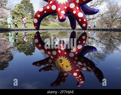 Bronx, Stati Uniti. 07 aprile 2021. I Want to Fly to the Universe è in mostra in un'anteprima media per KUSAMA: Cosmic Nature al New York Botanical Garden di New York City mercoledì 5 aprile 2021. Yayoi Kusama è un artista contemporaneo giapponese che lavora principalmente nella scultura e nell'installazione. Foto di John Angelillo/UPI Credit: UPI/Alamy Live News Foto Stock