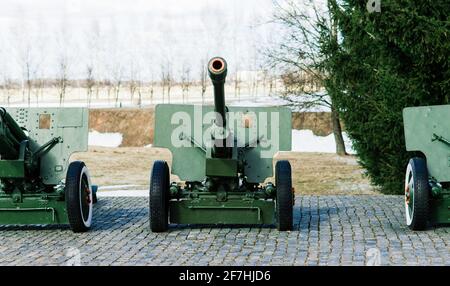 Vista dei cannoni e degli uleggiatori russi nel parco. Museo militare all'aperto Foto Stock