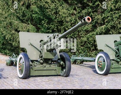Vista dei cannoni e degli uleggiatori russi nel parco. Museo militare all'aperto Foto Stock
