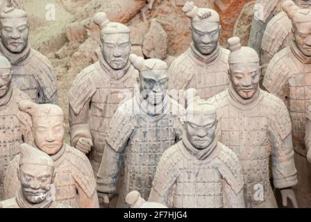 Xian, Cina - 1 maggio 2010: Esercito di terracotta di Qin Shi Huang. Closeup di soldati cassoni in gruppo. Foto Stock