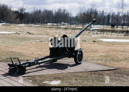 Vista dei cannoni e degli uleggiatori russi nel parco. Museo militare all'aperto Foto Stock