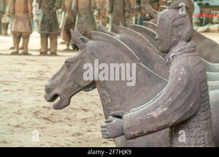 Xian, Cina - 1 maggio 2010: Esercito di terracotta di Qin Shi Huang. Primo piano di statue grigie di uomini e cavalli. Foto Stock