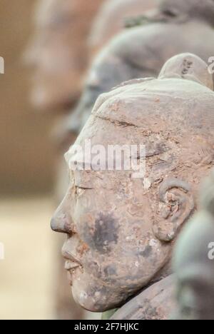 Xian, Cina - 1 maggio 2010: Esercito di terracotta di Qin Shi Huang. Closeup facciale laterale del soldato. Foto Stock