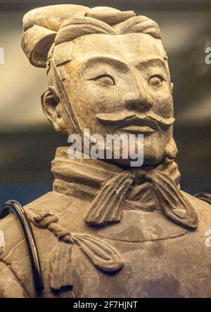Xian, Cina - 1 maggio 2010: Esercito di terracotta di Qin Shi Huang. Closeup di bianco viso soer al museo. Foto Stock