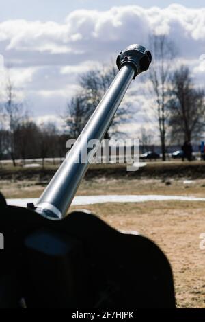 Vista dei cannoni e degli uleggiatori russi nel parco. Museo militare all'aperto Foto Stock