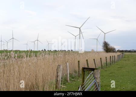 Turbine in Little Cheyne Court Wind Farm nella costa sud, Sussex est, Inghilterra Foto Stock
