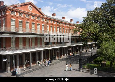 Gli storici edifici di Pontalba nel quartiere francese di New Orleans, costruiti nel 1840. Primo utilizzo registrato nella città di balconi in ghisa. Foto Stock