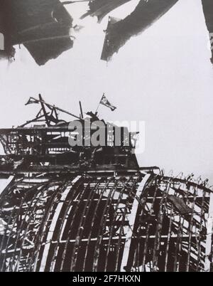 Victory Banner sul Reichstag a Berlino nel 1945. Foto Stock