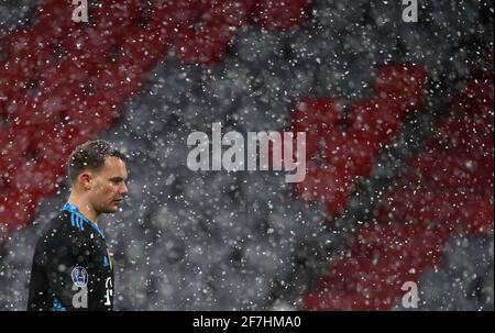 Monaco, Germania. 07 aprile 2021. Calcio: Champions League, Bayern Monaco di Baviera - Parigi Saint-Germain, turno di knockout, quarti di finale, prima tappa all'Allianz Arena. Il portiere di Monaco Manuel Neuer esce dal campo deluso dopo la partita. Credit: Sven Hoppe/dpa/Alamy Live News Foto Stock