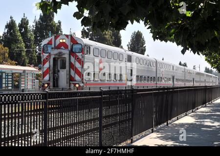 Caltrain 43 si avvicina alla stazione di Downtown Mountain View, in direzione nord da San Jose a San Francisco Foto Stock