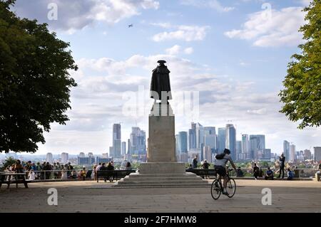 Statua del generale James Wolfe che si affaccia sulla vista di Greenwich Park verso gli edifici dello skyline del quartiere finanziario di Canary Wharf. Greenwich Londra Regno Unito Foto Stock