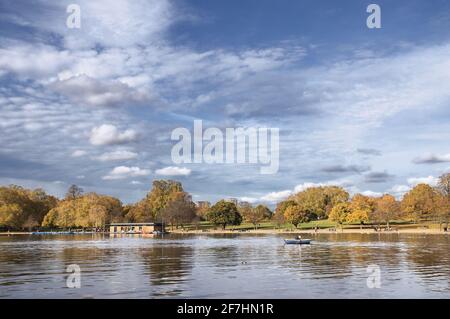 The Serpentine in autunno, Hyde Park, Londra, Inghilterra, Regno Unito Foto Stock