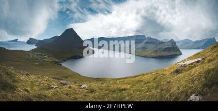 Isole Faroe Vista panoramica da Kap Enniberg al piccolo villaggio Vidareidi, i suoi fiordi, l'isola di Kunoy e le montagne Foto Stock