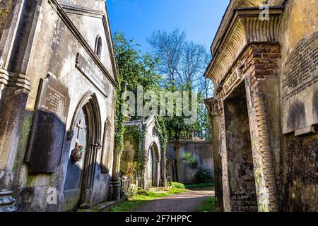 Egiziano e di stile classico fila di tombe nel cerchio del Libano a Highgate West cimitero, London, Regno Unito Foto Stock