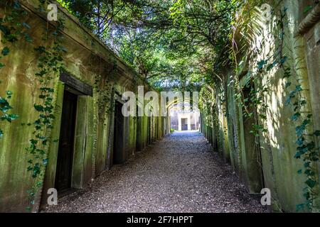 Egyptian Avenue, Highgate Cemetery West, Londra, Regno Unito Foto Stock