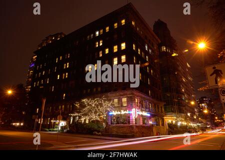 Vancouver, British Columbia, Canada – 2 febbraio 2018. Lo storico Sylvia Hotel Vancouver. Lo storico Sylvia Hotel di notte. Foto Stock