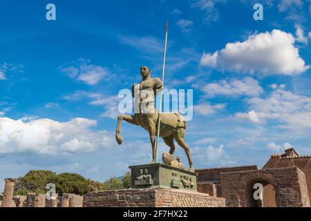 Statua di Сentaur nella città di Pompei distrutta nel 79AC dall'eruzione del Vesuvio, Italia in una bella giornata estiva Foto Stock