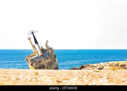 Una grande nave da carico che si è arenata nella zona delle grotte marine della contea di Paphos, vicino a Coral Bay, durante una tempesta l'8 dicembre 2011 dopo un guasto al motore Foto Stock