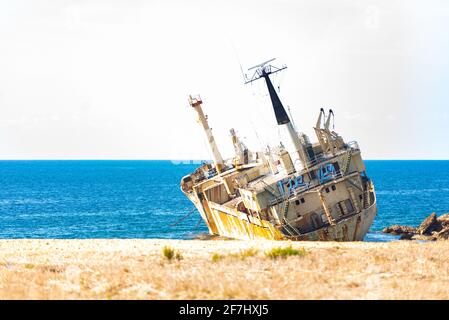 Una grande nave da carico che si è arenata nella zona delle grotte marine della contea di Paphos, vicino a Coral Bay, durante una tempesta l'8 dicembre 2011 dopo un guasto al motore Foto Stock