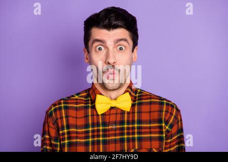 Foto di scioccato ragazzo a bocca aperta guardare fotocamera usura cravatta di prua camicia plaid isolato sfondo viola Foto Stock