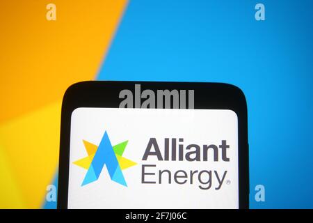 Ucraina. 07 aprile 2021. In questa illustrazione fotografica, il logo Alliant Energy viene visualizzato sullo schermo di uno smartphone e di un pc. (Foto di Pavlo Gonchar/SOPA Images/Sipa USA) Credit: Sipa USA/Alamy Live News Foto Stock