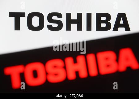 Ucraina. 07 aprile 2021. In questa illustrazione fotografica il logo Toshiba è visibile su uno smartphone e sullo schermo di un pc. (Foto di Pavlo Gonchar/SOPA Images/Sipa USA) Credit: Sipa USA/Alamy Live News Foto Stock