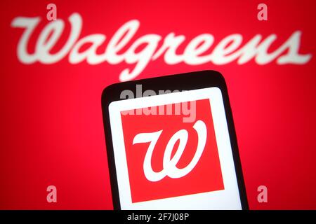 Ucraina. 07 aprile 2021. In questa illustrazione fotografica il logo Walgreens è visibile su uno smartphone e su uno schermo del pc. (Foto di Pavlo Gonchar/SOPA Images/Sipa USA) Credit: Sipa USA/Alamy Live News Foto Stock