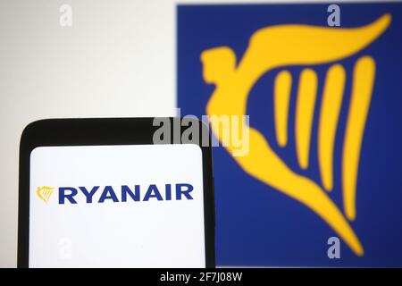 Ucraina. 07 aprile 2021. In questa illustrazione fotografica il logo Ryanair è visibile su uno smartphone e su uno schermo del pc. (Foto di Pavlo Gonchar/SOPA Images/Sipa USA) Credit: Sipa USA/Alamy Live News Foto Stock