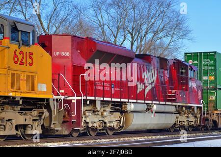 La Fox, Illinois, Stati Uniti. Una locomotiva Union Pacific Railroad Heritage è l'ultima delle quattro unità che conducono un container o un treno merci impilato in direzione ovest. Foto Stock