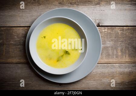 Zuppa di piselli caldi con spezie su sfondo rustico. Messa a fuoco selettiva. Profondità di campo poco profonda. Foto Stock