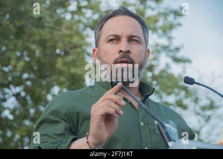 Nella fotografia il leader del partito politico ultrastero Santiago Abascal. La polizia nazionale dispiegata questo mercoledì pomeriggio nella Plaza de la Constitución, conosciuta come la piazza rossa di Vallecas, per garantire la sicurezza nella campagna chiamata da Vox, ha dovuto accusarsi contro alcuni dei gruppi di rioter concentrati in zona. Almeno due persone sono state arrestate e 14 sono state trattate da Samur per lividi, lacune e abrasioni. Tra i feriti, un poliziotto con un dislocamento a spalla e un deputato Vox, Ángel López, che doveva recarsi all'ospedale del po Foto Stock