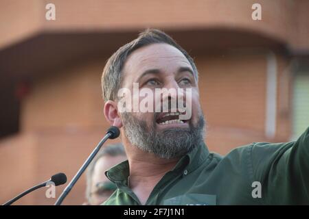 Nella fotografia il leader del partito politico ultrastero Santiago Abascal. La polizia nazionale dispiegata questo mercoledì pomeriggio nella Plaza de la Constitución, conosciuta come la piazza rossa di Vallecas, per garantire la sicurezza nella campagna chiamata da Vox, ha dovuto accusarsi contro alcuni dei gruppi di rioter concentrati in zona. Almeno due persone sono state arrestate e 14 sono state trattate da Samur per lividi, lacune e abrasioni. Tra i feriti, un poliziotto con un dislocamento a spalla e un deputato Vox, Ángel López, che ha dovuto andare in ospedale l'azione di polizia ha preso Foto Stock