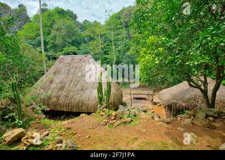 ADAT Tamkesi Village dal fondo della collina alla sommità è un edificio a schiera composto da sette livelli. Questi livelli sono Lopo Ksalna Scale, così Foto Stock