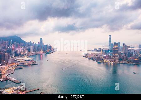 Epica vista aerea della scena notturna di Victoria Harbour, Hong Kong, in un'ora d'oro. Famosa destinazione di viaggio, metropoli Foto Stock