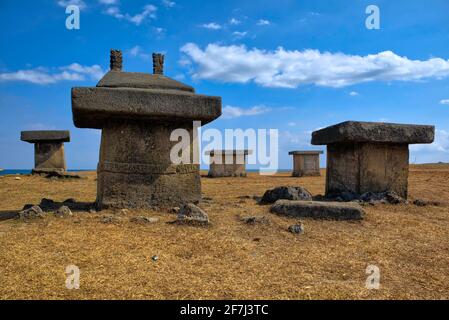 Entrando nell'area del villaggio tradizionale di Ratenggaro i visitatori si sentivano come se fossero tornati nell'era megalitica, circa 4,500 anni fa, dove ci trovavano Foto Stock