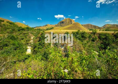 Andrete ad esplorare la CASCATA TANGGEDU che si trova nel Villaggio di Tangedu, il Distretto di Kanatang, la Reggenza di Sumba Est, Nusa Tenggara Est, Indonesia. Preso Foto Stock