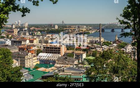 Kiev, Ucraina 07.11.2020. Vista dall'alto di Kiev dal lato della discesa Andriyivskyy, Ucraina, in una soleggiata mattina estiva Foto Stock