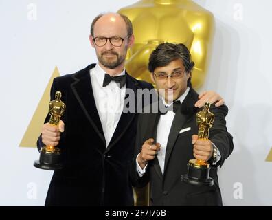 I vincitori dell'Oscar James Gay-Rees, Asif Kapadia nella sala stampa durante l'ottantottantesima cerimonia di Oscar, tenutasi al Dolby Theatre, domenica 28 febbraio 2016 a Hollywood, California. Foto di Jennifer Graylock-Graylock.com 917-519-7666 Foto Stock