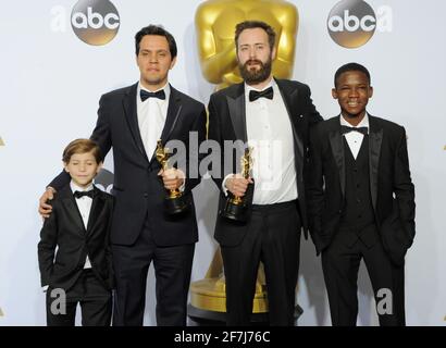 I vincitori dell'Oscar Jacob Tremblay, Benjamin Cleary, Shan Christopher Ogilvy, Abraham Attah nella sala stampa durante l'ottantottesima cerimonia di Oscar Awards, gli Oscar, tenutasi al Dolby Theatre, domenica 28 febbraio 2016 a Hollywood, California. Foto di Jennifer Graylock-Graylock.com 917-519-7666 Foto Stock