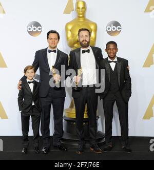 I vincitori dell'Oscar Jacob Tremblay, Benjamin Cleary, Shan Christopher Ogilvy, Abraham Attah nella sala stampa durante l'ottantottesima cerimonia di Oscar Awards, gli Oscar, tenutasi al Dolby Theatre, domenica 28 febbraio 2016 a Hollywood, California. Foto di Jennifer Graylock-Graylock.com 917-519-7666 Foto Stock