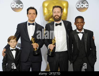 I vincitori dell'Oscar Jacob Tremblay, Benjamin Cleary, Shan Christopher Ogilvy, Abraham Attah nella sala stampa durante l'ottantottesima cerimonia di Oscar Awards, gli Oscar, tenutasi al Dolby Theatre, domenica 28 febbraio 2016 a Hollywood, California. Foto di Jennifer Graylock-Graylock.com 917-519-7666 Foto Stock