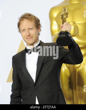 Il vincitore dell'Oscar Laszlo Nemes nella sala stampa durante l'ottantottesima cerimonia di Oscar, gli Oscar, tenutasi al Dolby Theatre, domenica 28 febbraio 2016 a Hollywood, California. Foto di Jennifer Graylock-Graylock.com 917-519-7666 Foto Stock