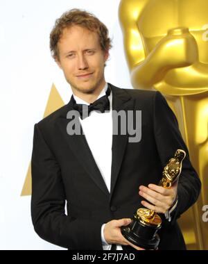 Il vincitore dell'Oscar Laszlo Nemes nella sala stampa durante l'ottantottesima cerimonia di Oscar, gli Oscar, tenutasi al Dolby Theatre, domenica 28 febbraio 2016 a Hollywood, California. Foto di Jennifer Graylock-Graylock.com 917-519-7666 Foto Stock