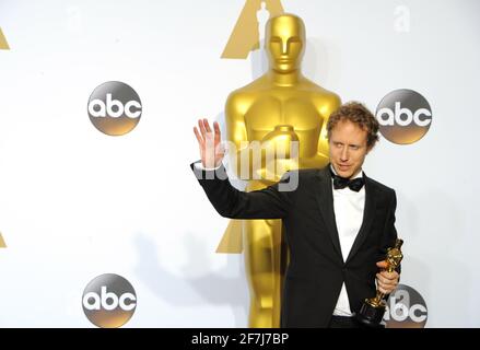 Il vincitore dell'Oscar Laszlo Nemes nella sala stampa durante l'ottantottesima cerimonia di Oscar, gli Oscar, tenutasi al Dolby Theatre, domenica 28 febbraio 2016 a Hollywood, California. Foto di Jennifer Graylock-Graylock.com 917-519-7666 Foto Stock