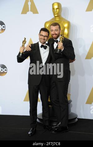 Il vincitore dell'Oscar Jimmy Napes, Sam Smith nella sala stampa durante l'ottantottesima cerimonia dell'Academy Awards, gli Oscar, tenutasi al Dolby Theatre, domenica 28 febbraio 2016 a Hollywood, California. Foto di Jennifer Graylock-Graylock.com 917-519-7666 Foto Stock