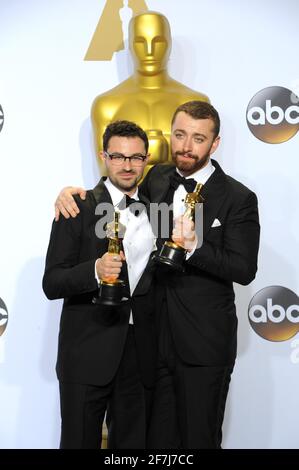 Il vincitore dell'Oscar Jimmy Napes, Sam Smith nella sala stampa durante l'ottantottesima cerimonia dell'Academy Awards, gli Oscar, tenutasi al Dolby Theatre, domenica 28 febbraio 2016 a Hollywood, California. Foto di Jennifer Graylock-Graylock.com 917-519-7666 Foto Stock